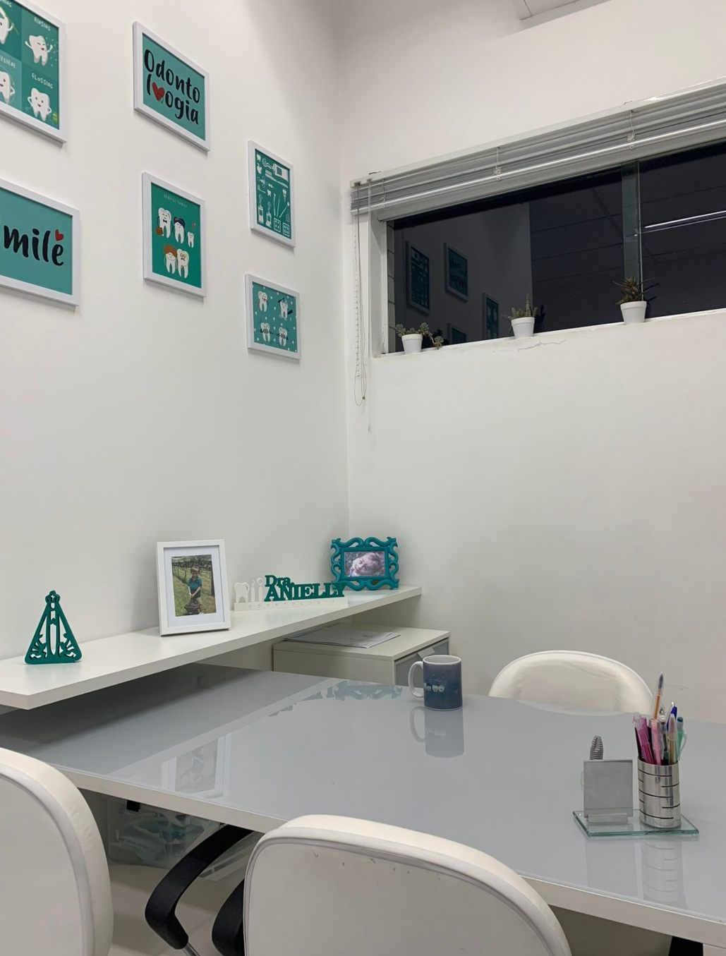 Sala de atendimento com quadros em tons de verde
