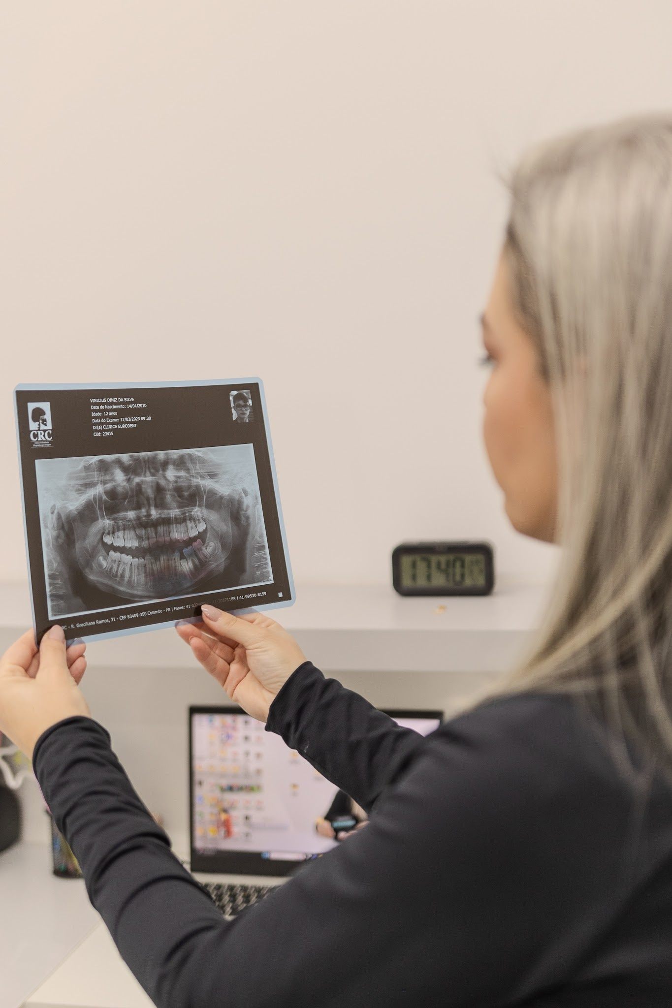 Dentista analisando um raio-x